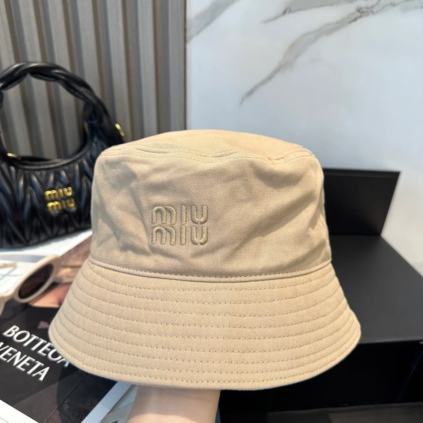 P74💛 Comes with dust bag. [Miumiu Miu Miu] New order style embroidered fisherman hat🧢Big brand style is super easy to match, hurry up and get it!