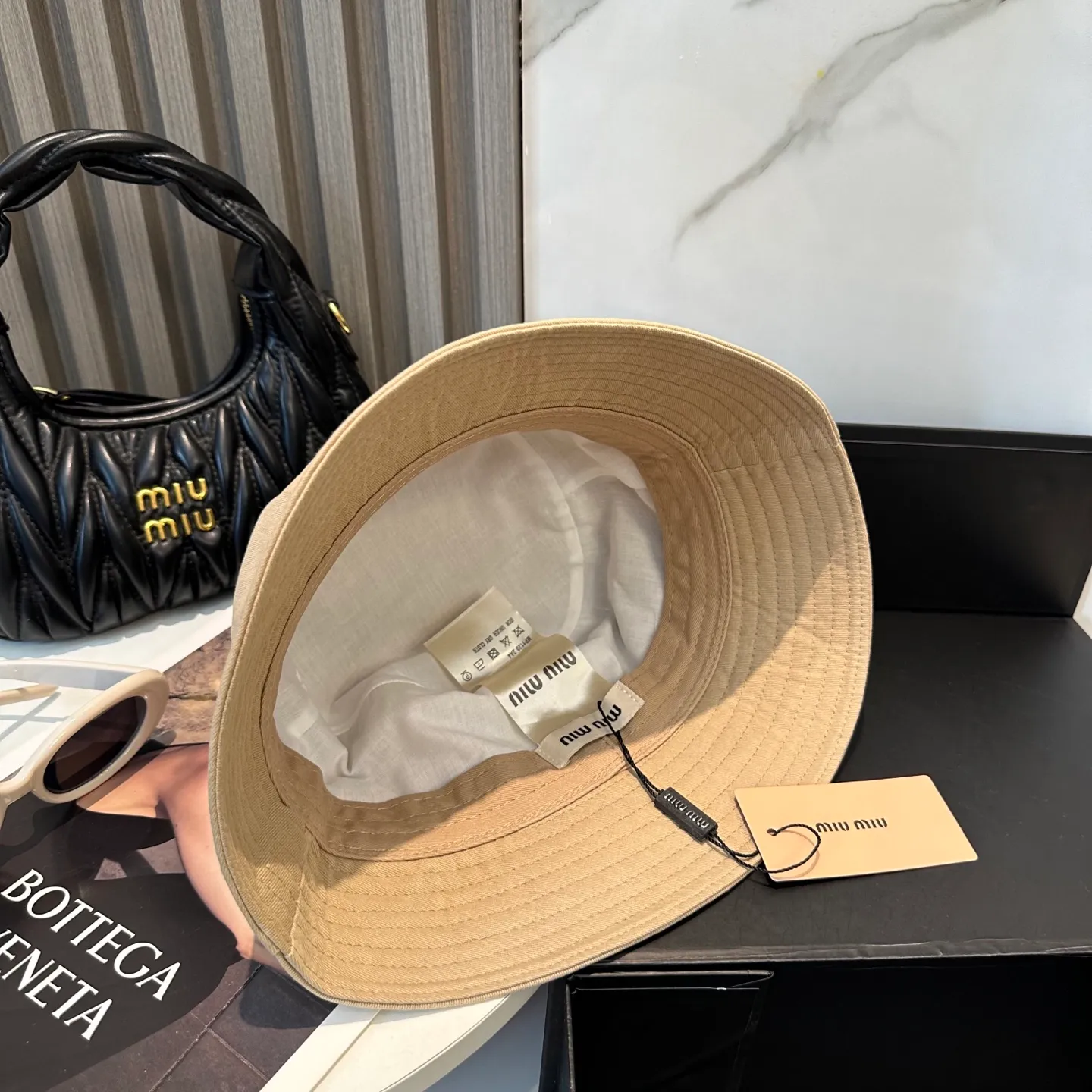 P74💛 Comes with dust bag. [Miumiu Miu Miu] New order style embroidered fisherman hat🧢Big brand style is super easy to match, hurry up and get it!