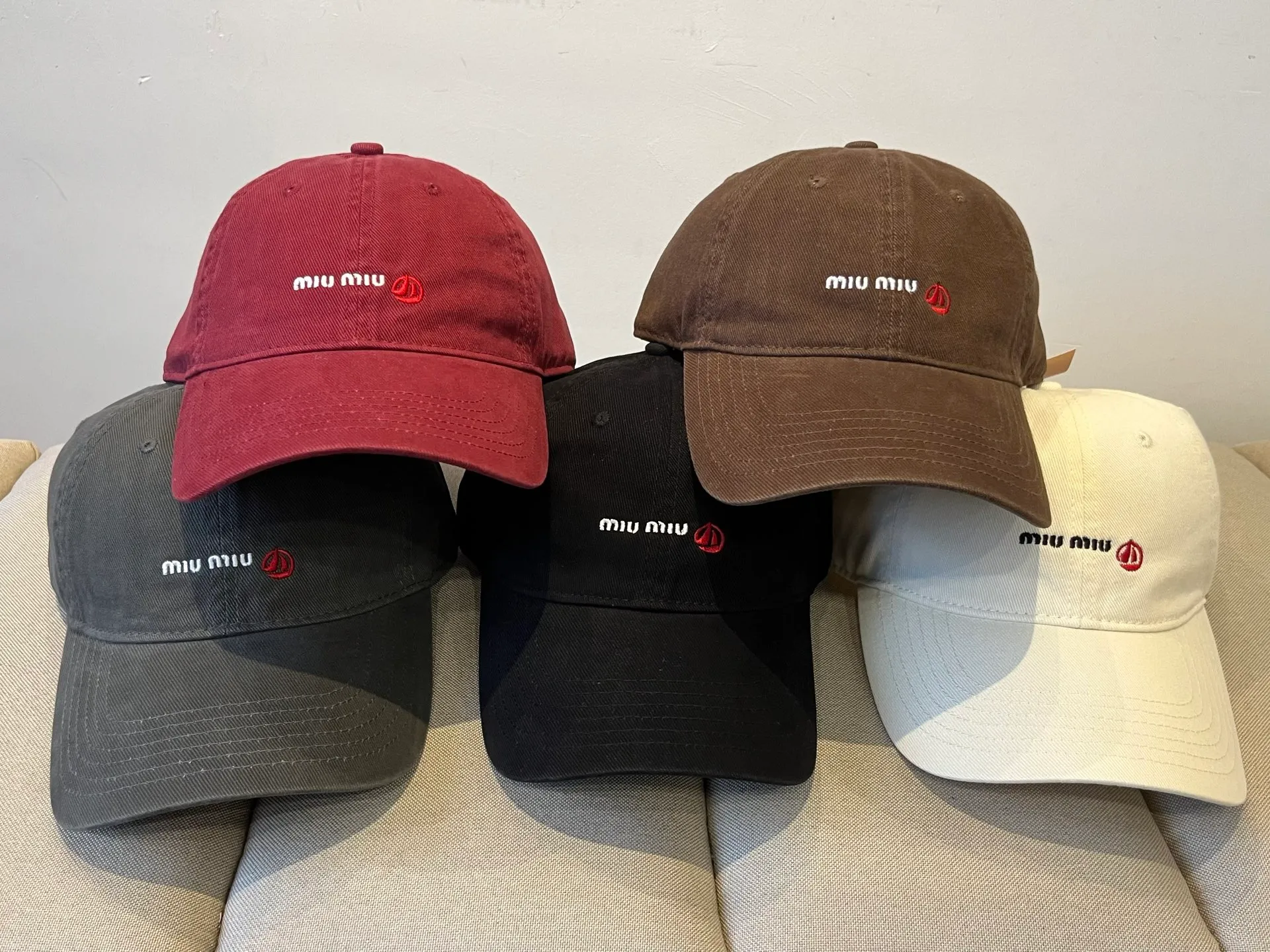 P60 miumiu original spring and summer new baseball cap, authentic mold-making and custom-made, the original workmanship is meticulous and the quality is superb!