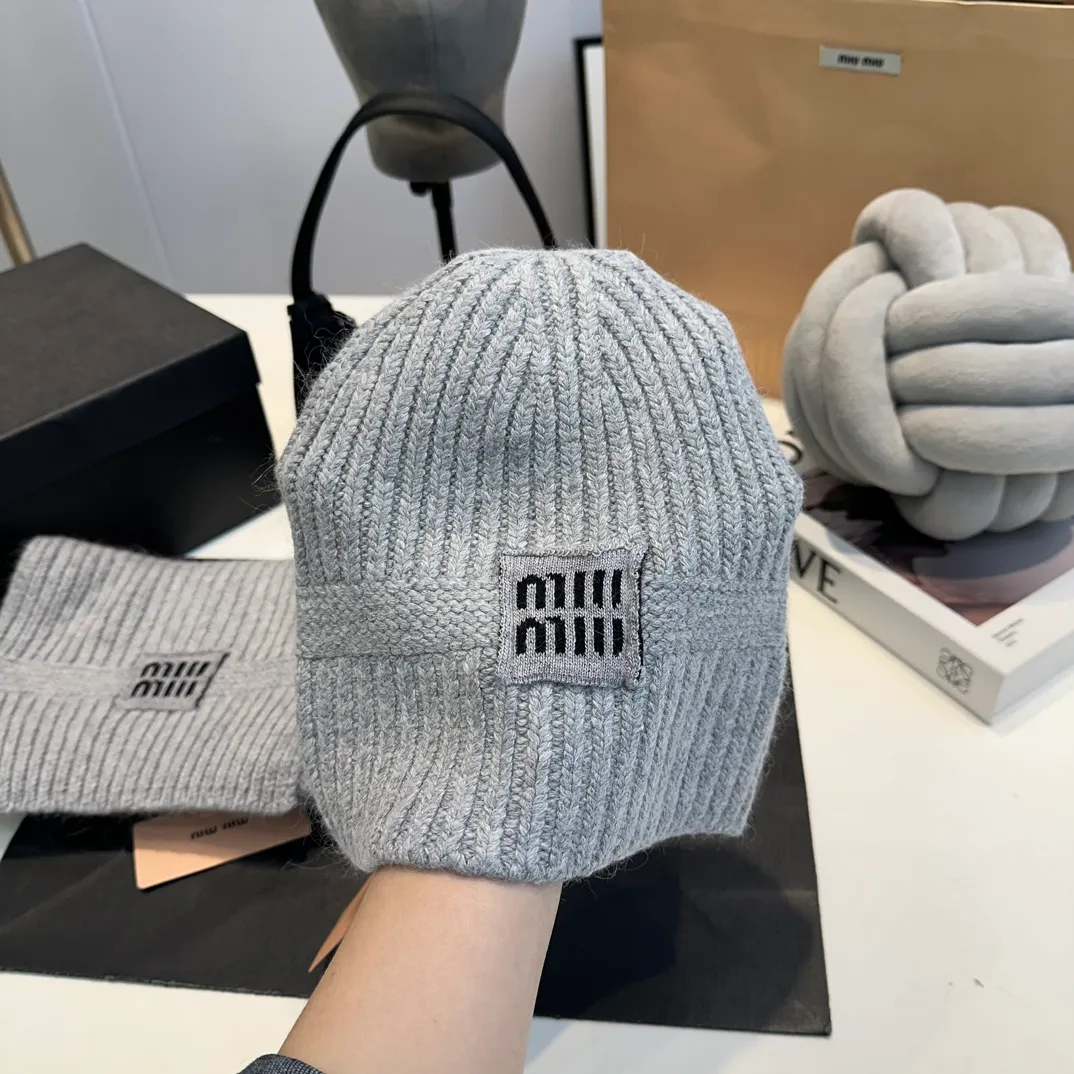 P200 miumiu two-piece knitted hat set, popular at Miumiu counter. Hat + scarf. New product released by Xiaohongshu. Very warm. High-elastic fabric. Classic colors. Same style for men and women.