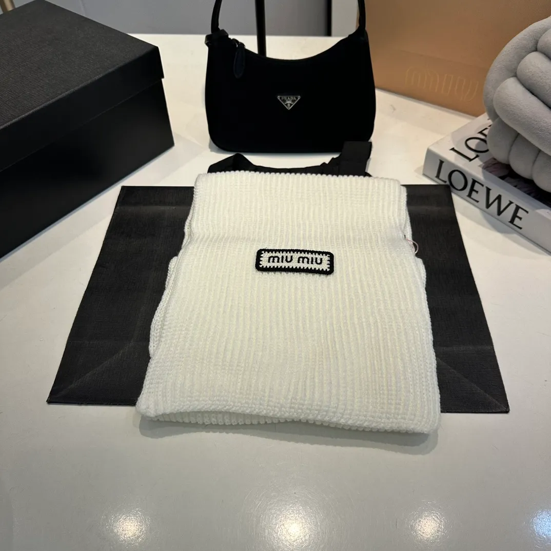 P170 MiuMiu～The new autumn and winter cold hat knitted hat three-piece set, hat, gloves and scarf, super soft and stretchy, very warm, with an amazing concave shape!