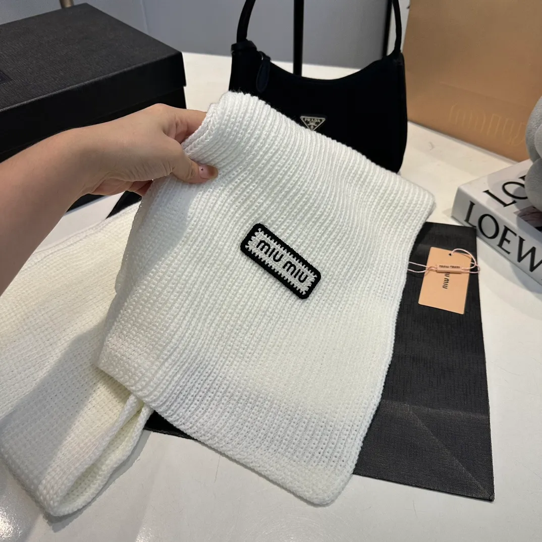 P170 MiuMiu～The new autumn and winter cold hat knitted hat three-piece set, hat, gloves and scarf, super soft and stretchy, very warm, with an amazing concave shape!