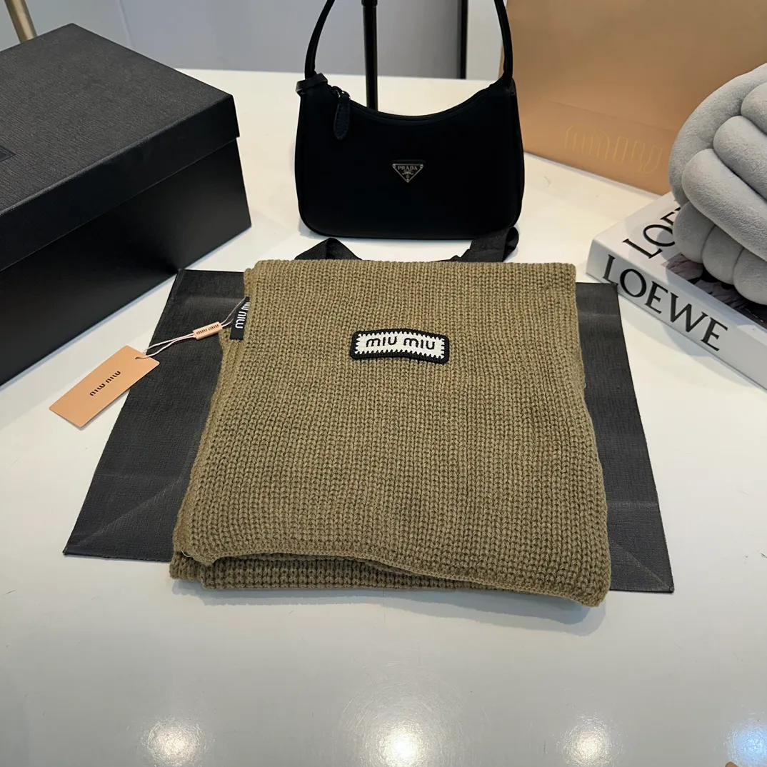 P170 MiuMiu～The new autumn and winter cold hat knitted hat three-piece set, hat, gloves and scarf, super soft and stretchy, very warm, with an amazing concave shape!