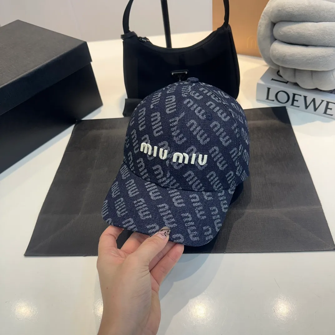 P60 miumiu new denim baseball cap, the hottest color at the moment - full of street style! Trendy and versatile, Xiaohongshu grows grass, poison, get your boyfriend, and cool together