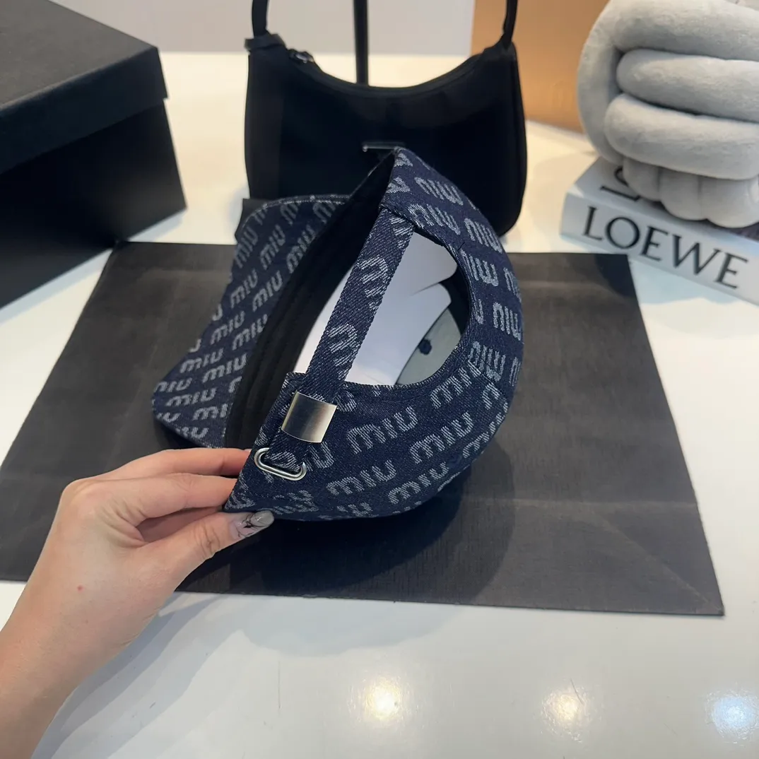 P60 miumiu new denim baseball cap, the hottest color at the moment - full of street style! Trendy and versatile, Xiaohongshu grows grass, poison, get your boyfriend, and cool together