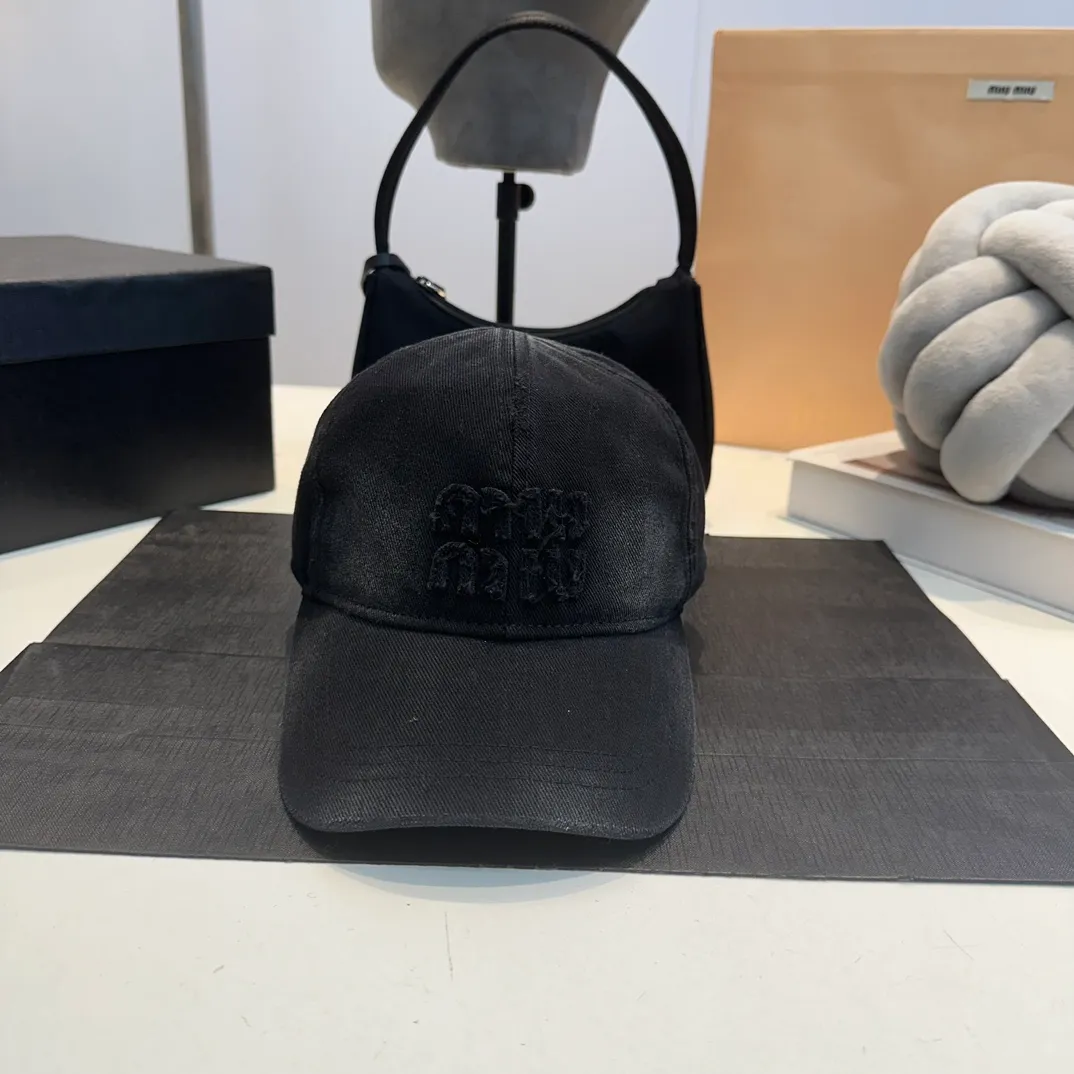 P60 MiuMiu Miu Miu girl's daily baseball cap. A very versatile baseball cap. Classic embroidered logo. Versatile and fashionable.