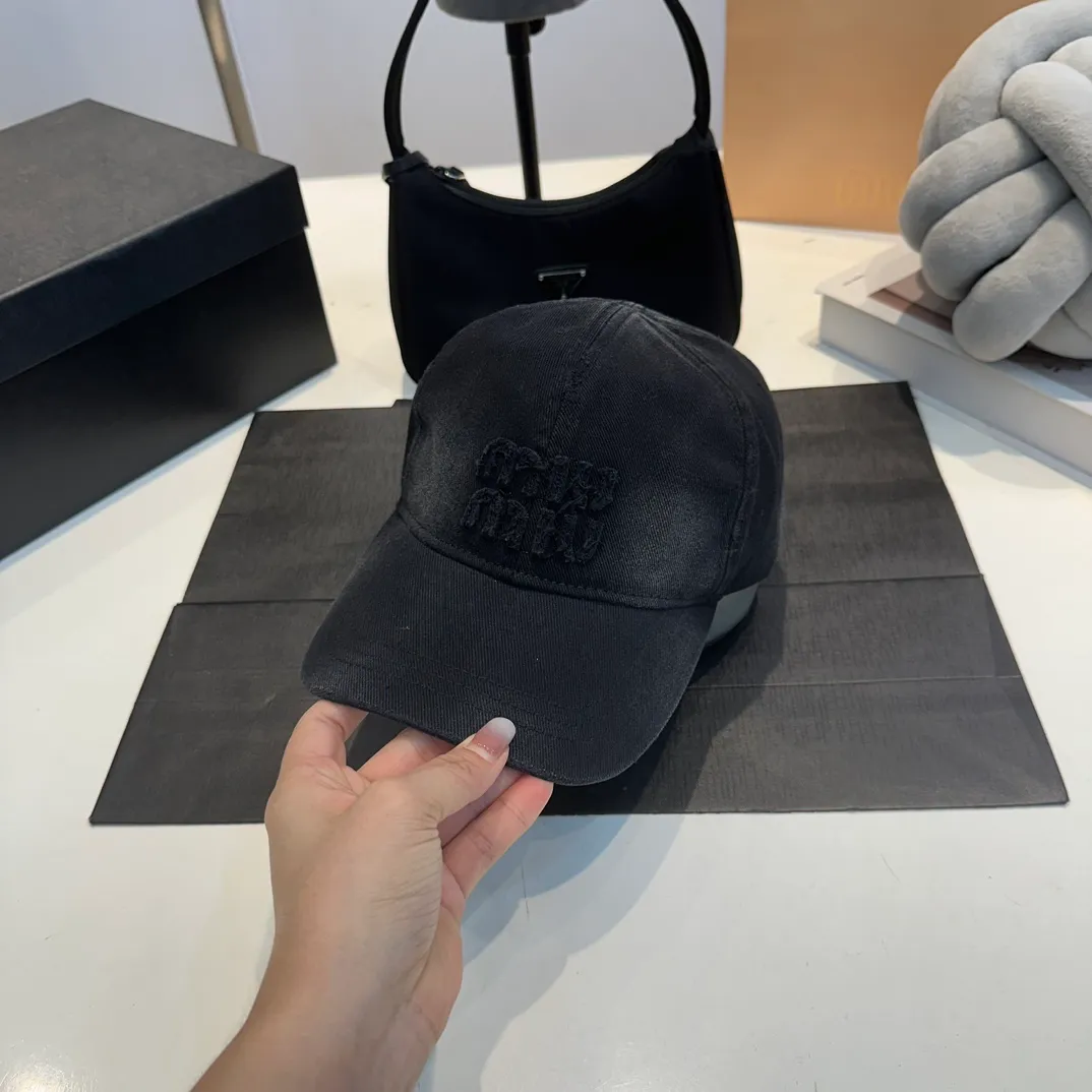 P60 MiuMiu Miu Miu girl's daily baseball cap. A very versatile baseball cap. Classic embroidered logo. Versatile and fashionable.