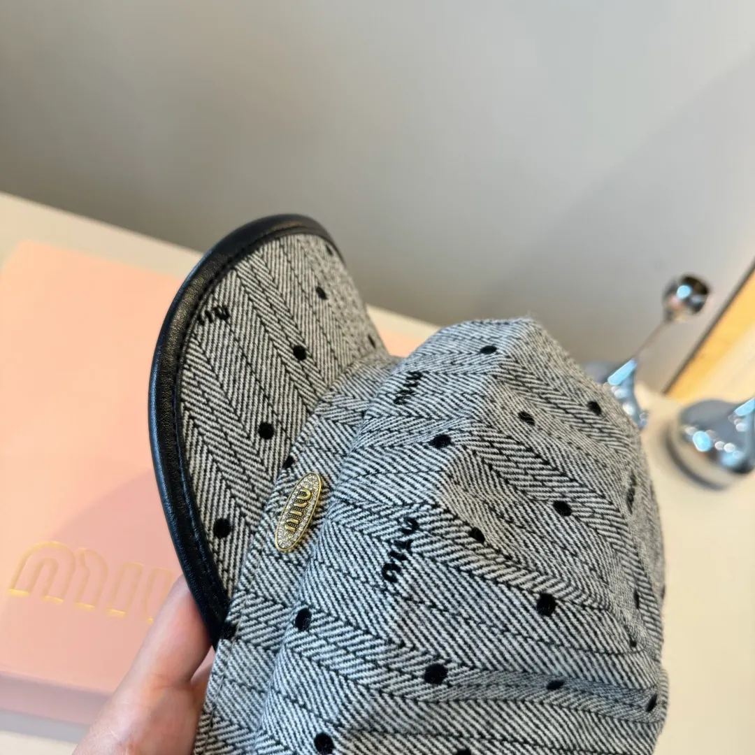 💰100¥ miumiu new duck bill painter's hat, head circumference 57cm