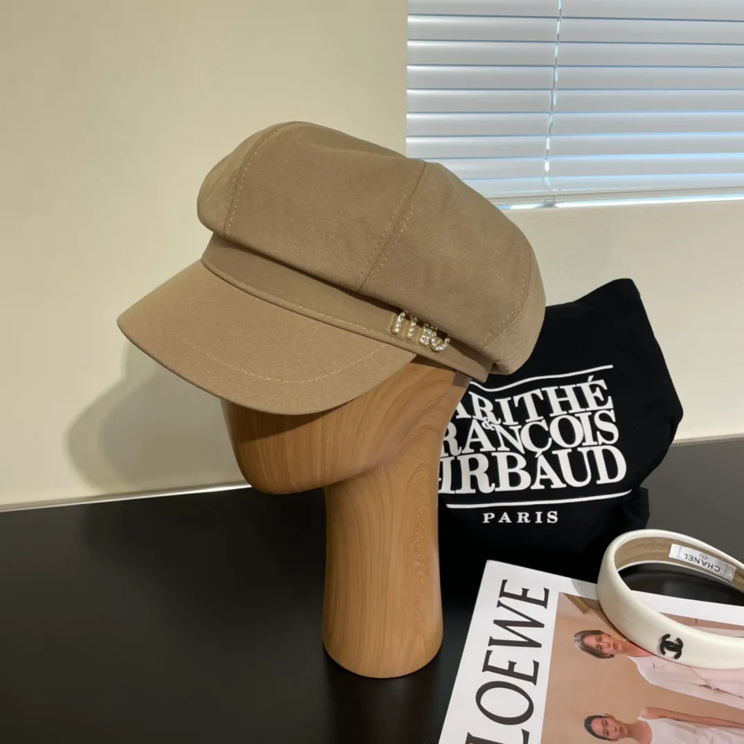 P60 miumiu’s new fall and winter octagonal hat is the one that shows off your face! A solid color hat🧢 is a permanent and versatile style! Do you agree? ✅Sisters👭