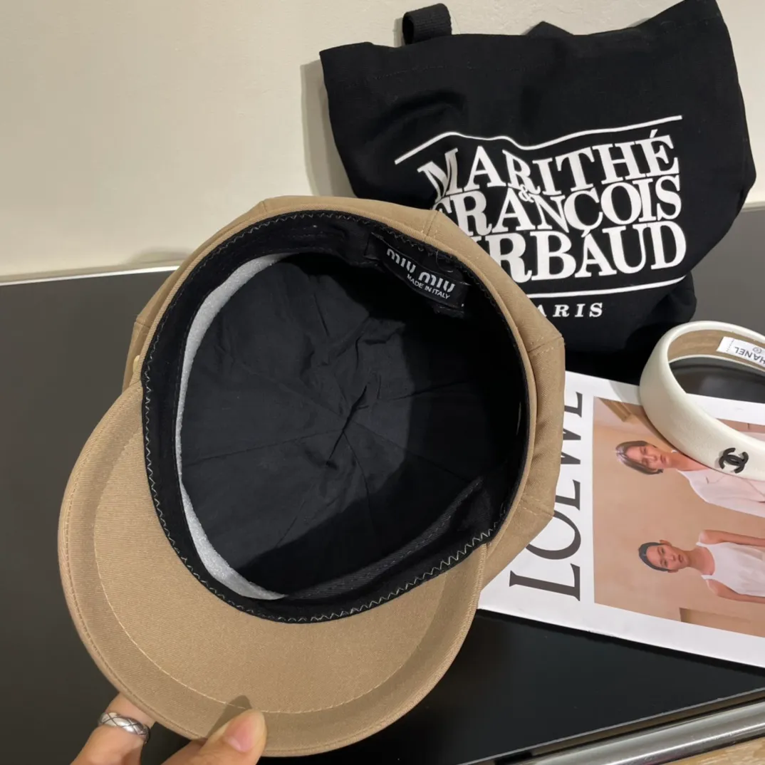 P60 miumiu’s new fall and winter octagonal hat is the one that shows off your face! A solid color hat🧢 is a permanent and versatile style! Do you agree? ✅Sisters👭