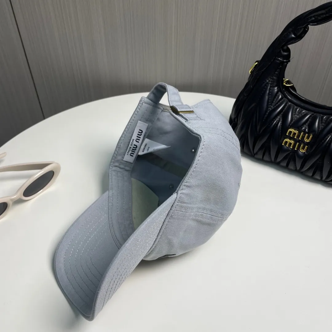 P60 miumiu new solid color baseball cap, the hottest color at the moment - full of street style! Trendy and versatile, Xiaohongshu grows grass, poison, get your boyfriend, and cool together