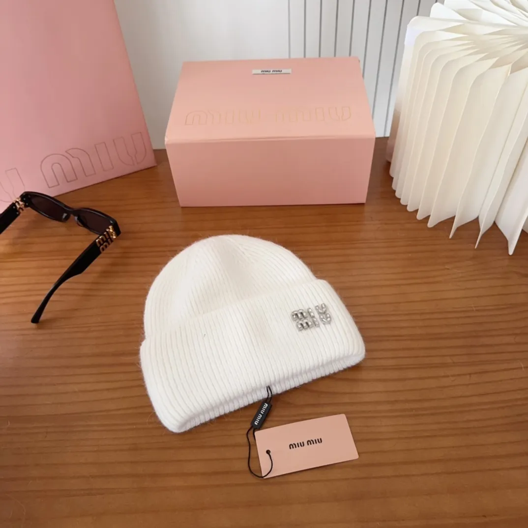 💰56 miumiu🐰Angora rabbit fur autumn and winter woolen hat This high-grade gray dyeing is very difficult to dye! What's more, the material of rabbit fur is like starting from scratch! Highly recommend to everyone. This hat goes well with any type of clothing. It can be both casual and sweet!