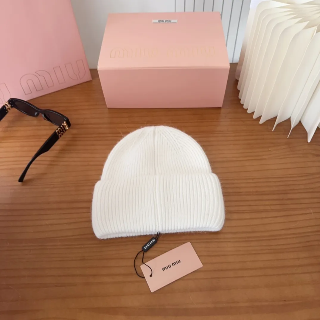 💰56 miumiu🐰Angora rabbit fur autumn and winter woolen hat This high-grade gray dyeing is very difficult to dye! What's more, the material of rabbit fur is like starting from scratch! Highly recommend to everyone. This hat goes well with any type of clothing. It can be both casual and sweet!