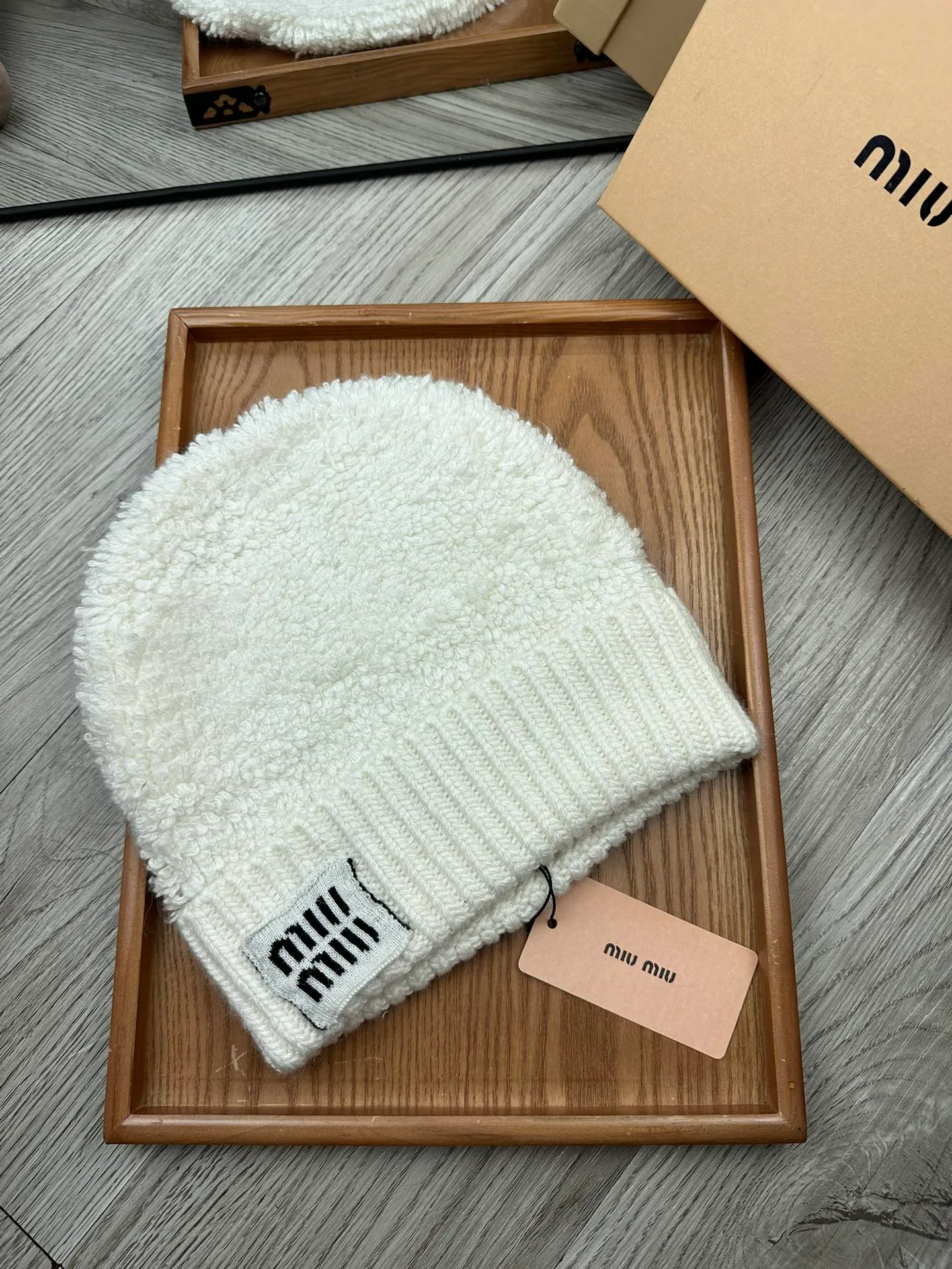 🌹¥100. miumiu. [Wool single hat] Small wool provided by customer! A precious collection of soul hats! Colored yarn supplied by customers. Every color is very beautiful! classic! Soft to the touch. 70% wool ➕ 30% rabbit fur. A combed lamb can only produce 30-40g of wool. Such a hat requires three or four lambs. Don't compare it with ordinary hats on the market. Is the yarn supplied by the customer good? The market products are incomparable! The materials are top-notch and luxurious. This is the charm of the product. It is easy to get in and out of the counter. If you come to the mixed counter, you will definitely buy it. I love the plain color and every color. And it is durable! It can be worn by men, women and children! When you see the real thing, you can beautify it ~