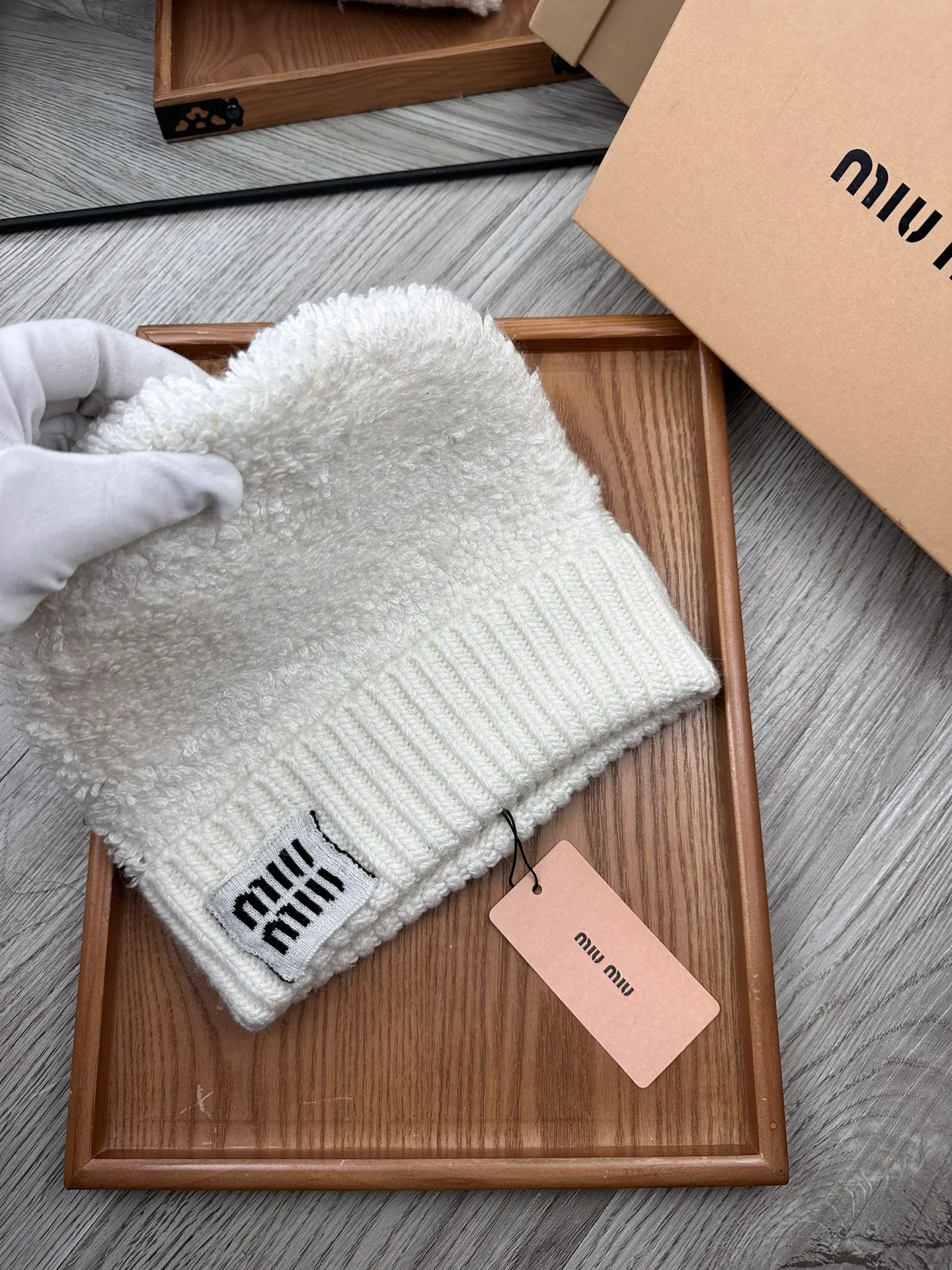 🌹¥100. miumiu. [Wool single hat] Small wool provided by customer! A precious collection of soul hats! Colored yarn supplied by customers. Every color is very beautiful! classic! Soft to the touch. 70% wool ➕ 30% rabbit fur. A combed lamb can only produce 30-40g of wool. Such a hat requires three or four lambs. Don't compare it with ordinary hats on the market. Is the yarn supplied by the customer good? The market products are incomparable! The materials are top-notch and luxurious. This is the charm of the product. It is easy to get in and out of the counter. If you come to the mixed counter, you will definitely buy it. I love the plain color and every color. And it is durable! It can be worn by men, women and children! When you see the real thing, you can beautify it ~