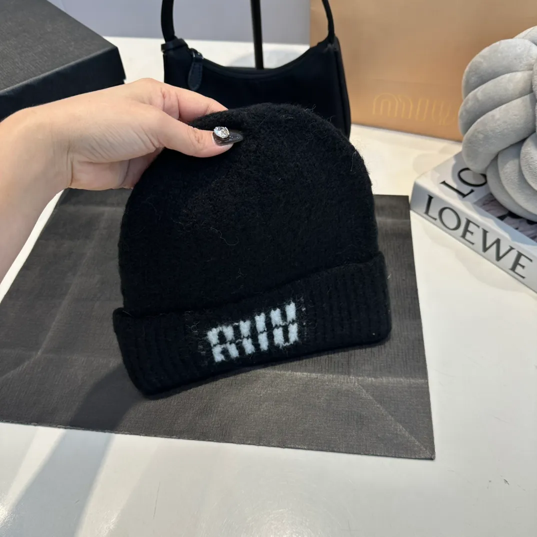 P56 miumiu Miu Miu counter new knitted woolen hat