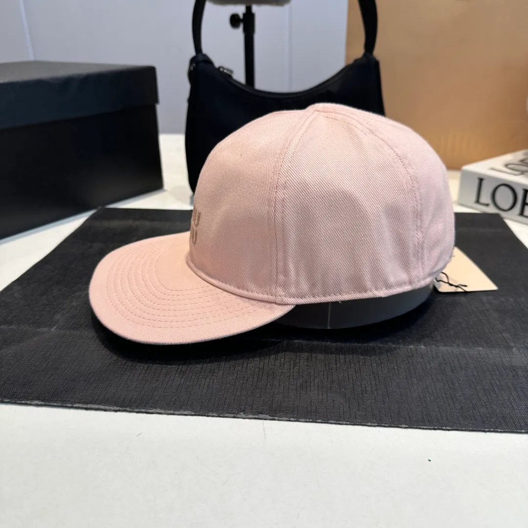 P80 synchronized with Miumiu counters. Colorful drawstring baseball cap. Miumiu new baseball cap. Popular style at the moment. Full of street style. Trendy and versatile. Xiaohongshuzhongcao. Get your boyfriend and be cool together. Highly recommended to everyone. Head circumference 55-58cm. Size can be adjusted.