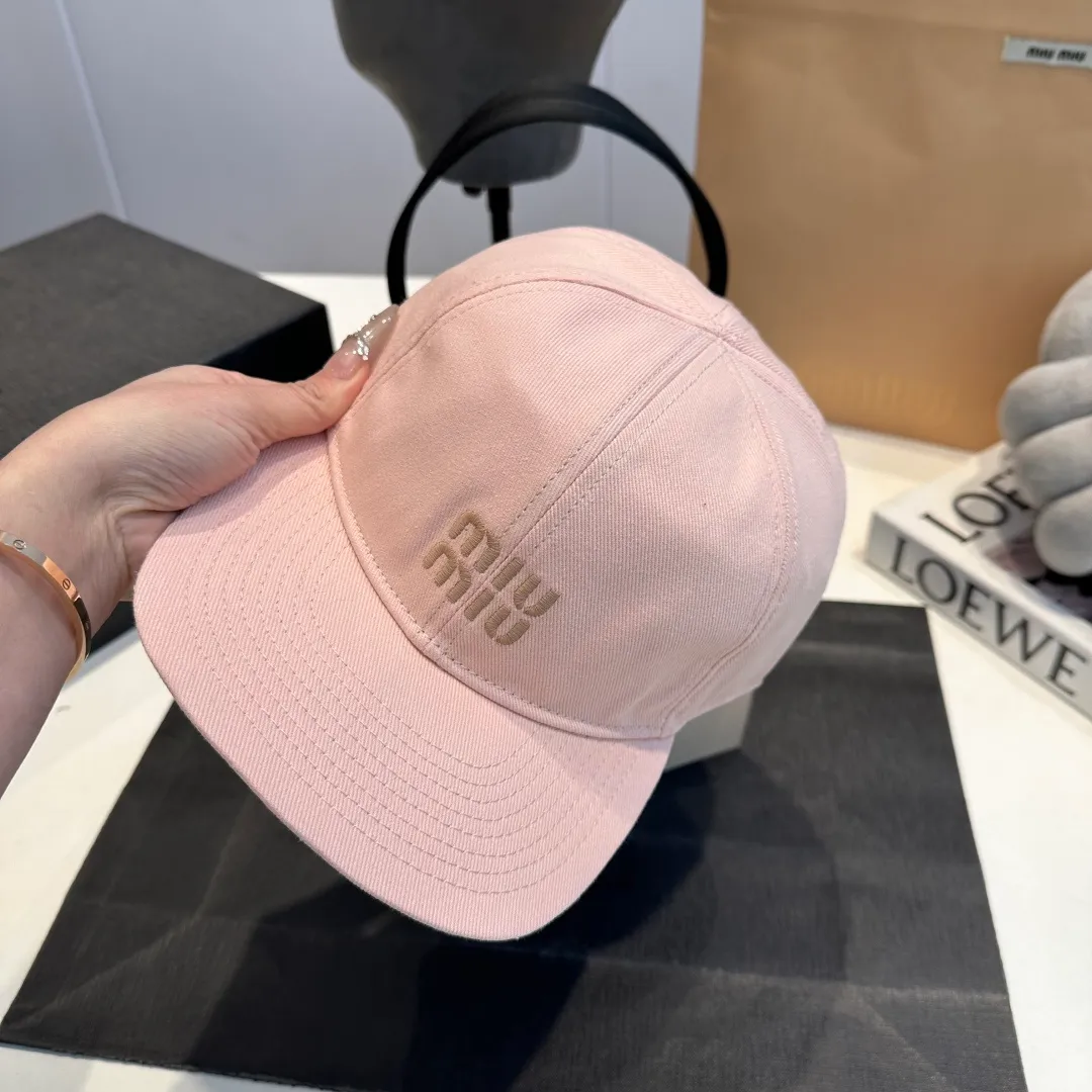 P80 synchronized with Miumiu counters. Colorful drawstring baseball cap. Miumiu new baseball cap. Popular style at the moment. Full of street style. Trendy and versatile. Xiaohongshuzhongcao. Get your boyfriend and be cool together. Highly recommended to everyone. Head circumference 55-58cm. Size can be adjusted.