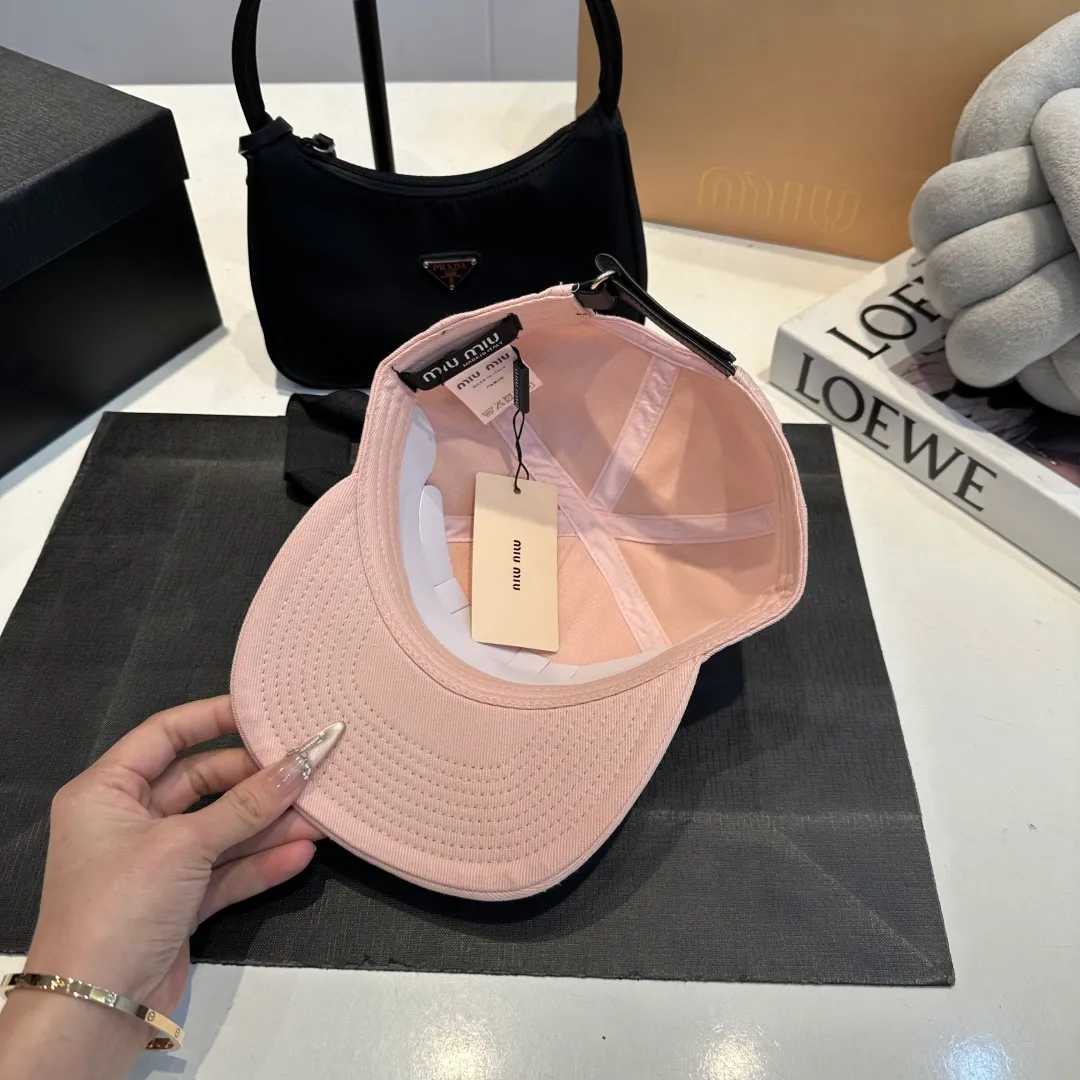 P80 synchronized with Miumiu counters. Colorful drawstring baseball cap. Miumiu new baseball cap. Popular style at the moment. Full of street style. Trendy and versatile. Xiaohongshuzhongcao. Get your boyfriend and be cool together. Highly recommended to everyone. Head circumference 55-58cm. Size can be adjusted.