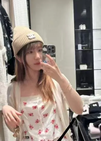 💰70 miumiu’s most popular knitted hat at Miumiu counter! Xiaohongshu’s new product is released, it’s so 🉑️, high-elastic fabric, classic colors, same style for men and women.