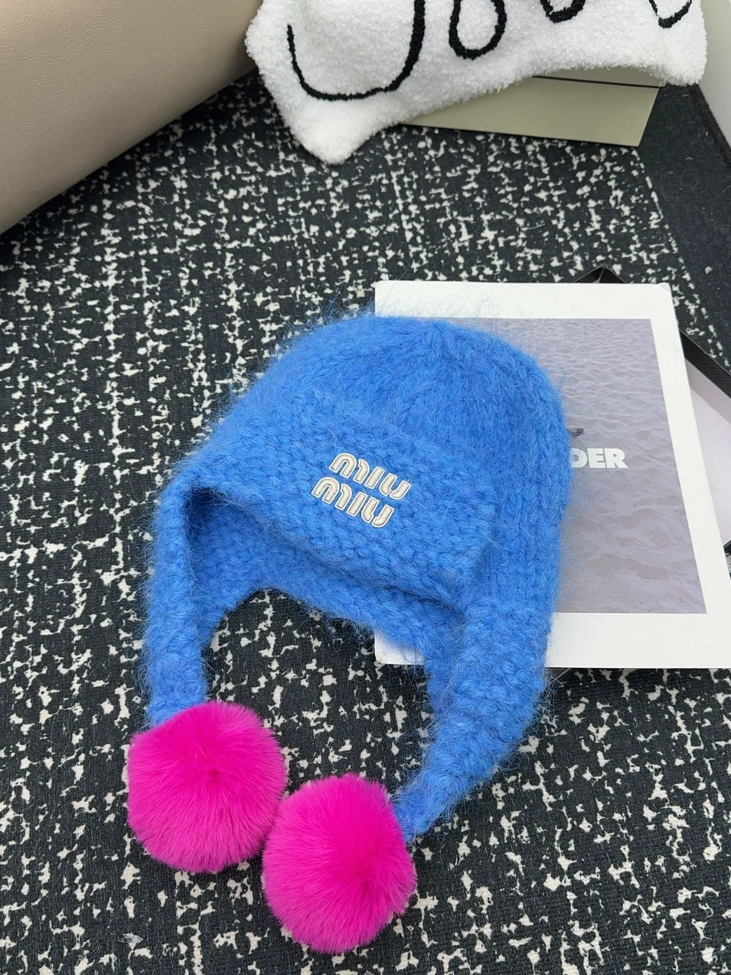 miumiu's popular style is back in stock🔥 High-end ear protection hat, age-reducing and playful style, full of Korean style atmosphere!