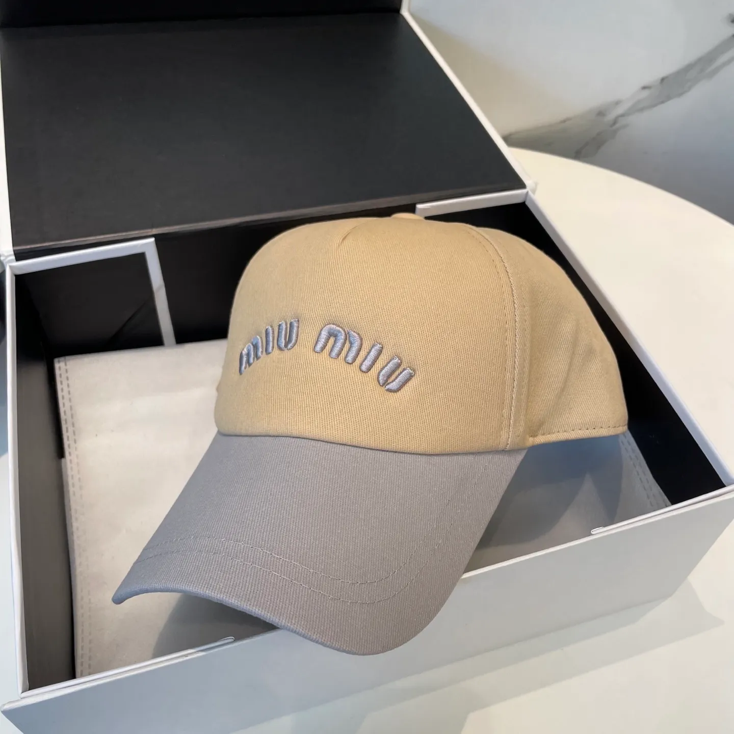 P60💛 Comes with dust bag. [Miumiu Miu Miu] New order style embroidered baseball cap🧢Big brand style is super easy to match, hurry up and get it!