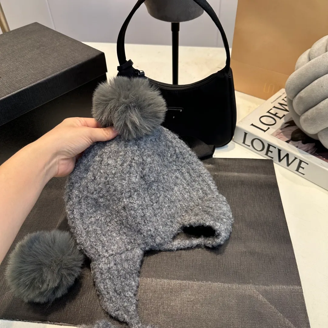 P80 miumiu Miu Miu fox fur ball new autumn and winter wool hat
