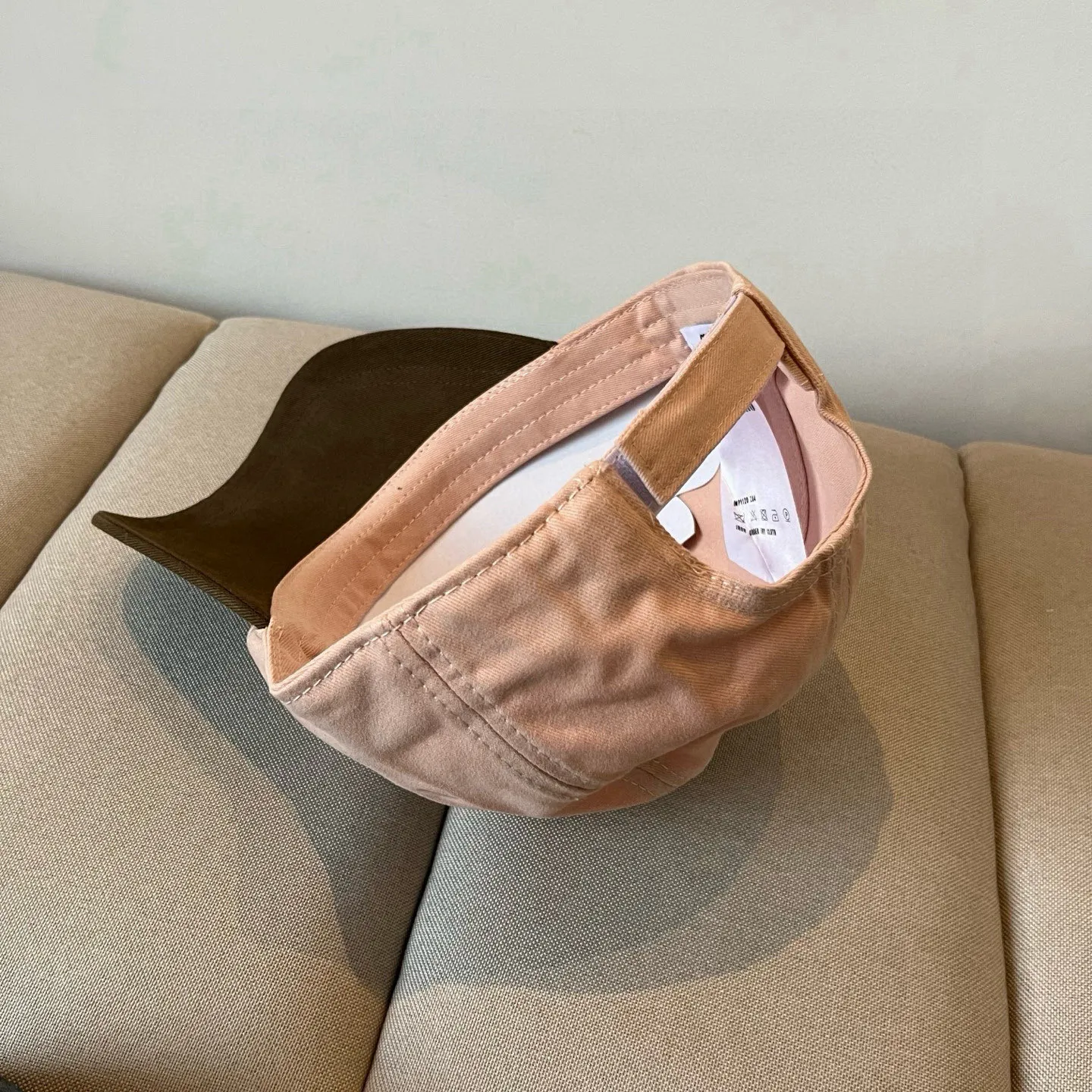 P60 miumiu original spring and summer new baseball cap, authentic mold-making and custom-made, the original workmanship is meticulous and the quality is superb!