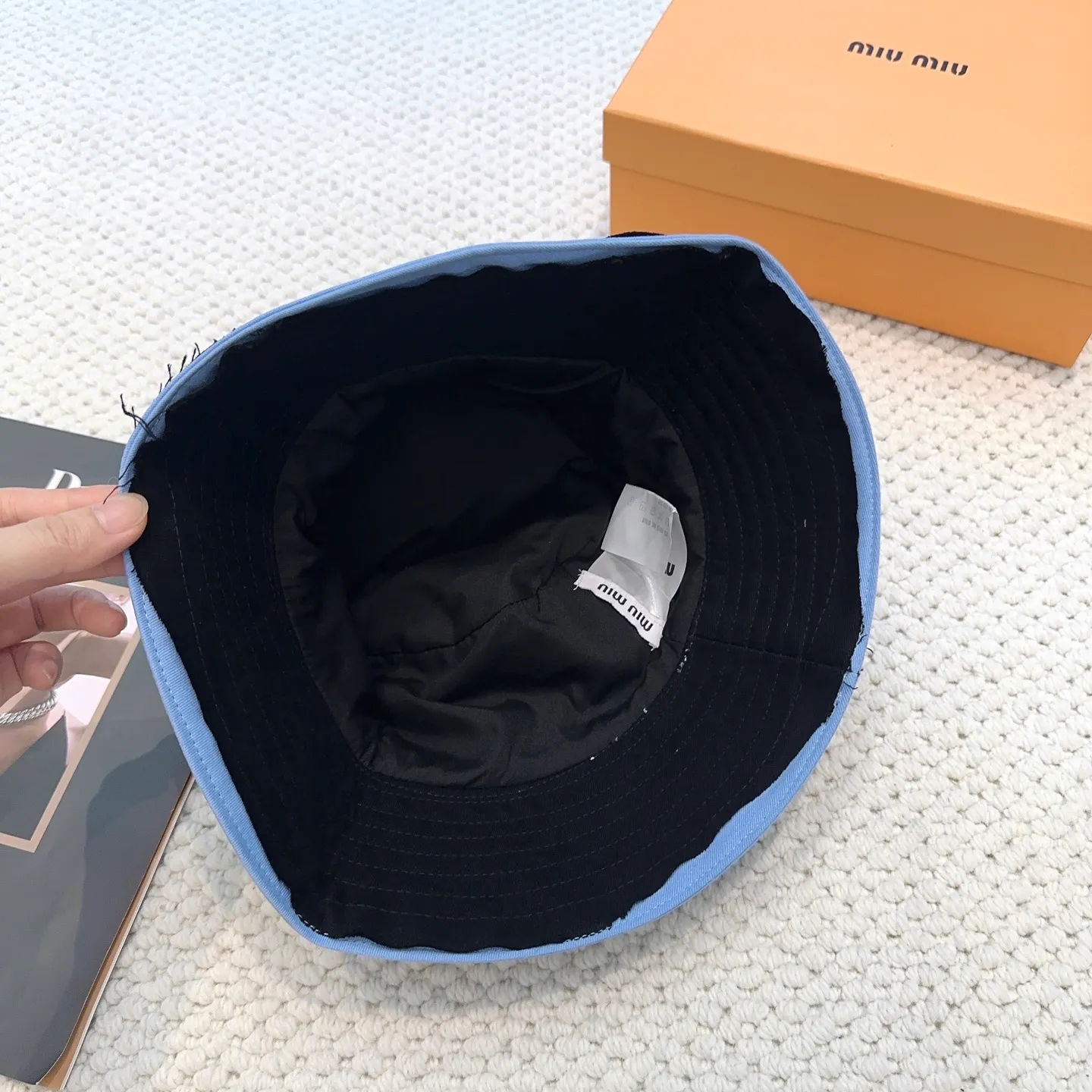 P80 miumiu limited new fisherman hat/baseball cap, a very attractive fisherman hat ~ the same style for men and women. It brings a sense of atmosphere when you go out every day. It feels great to change it occasionally.
