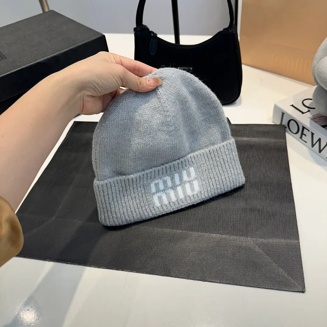 P60 MiuMiu～The new autumn and winter cold hat knitted hat is super soft and elastic, very warm, and has an amazing concave shape!