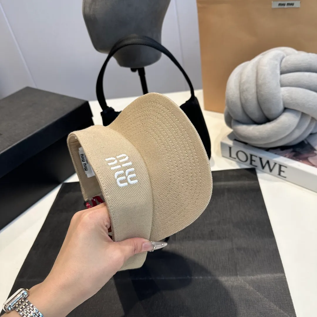 P80 MIUMIU sports and fitness empty top hat made of pure cotton. Whether it is cycling, running, tennis, playing, yoga, or daily outings, it is more outstanding. It can also provide sun protection and shade. It kills two birds with one stone. The product design of a big brand is simple and fashionable!    The material is comfortable and not stuffy🥵It has a very concave shape. Once you put it on, you will instantly lift your head🆙 It has classic colors🖤🤍. Colors can increase the sense of vitality💖