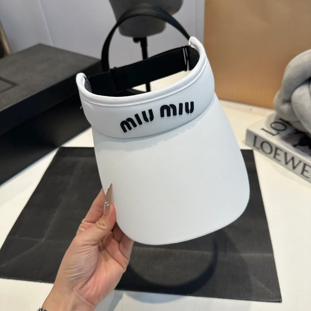 P50 miumiu empty top sun hat, clean silhouette design! Wearing it on any face shape will look like a slap in the face! It not only protects you from the sun but also increases the height of your skull. The key is that it doesn’t block your view at all! It’s suitable for sports or traveling.