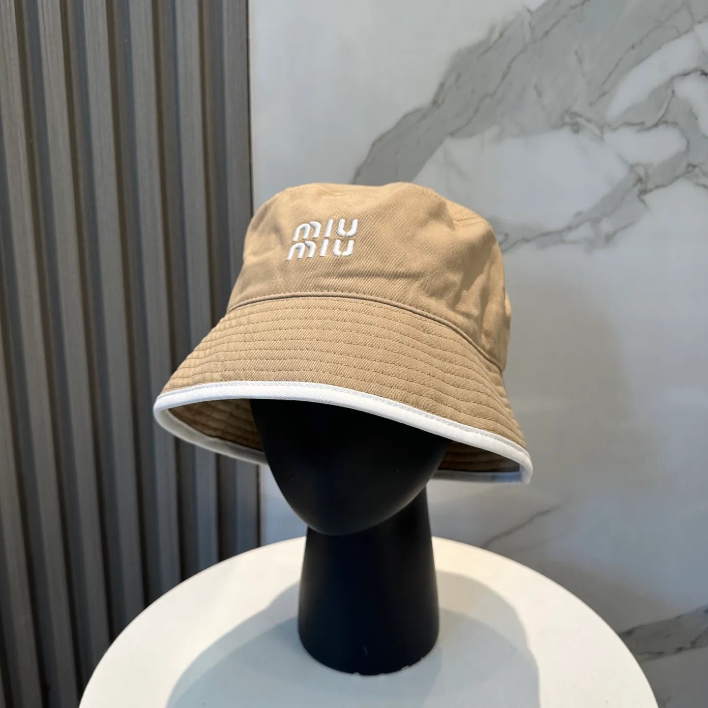 P74💛 Comes with dust bag. [Miumiu Miu Miu] New order style embroidered fisherman hat🧢Big brand style is super easy to match, hurry up and get it!