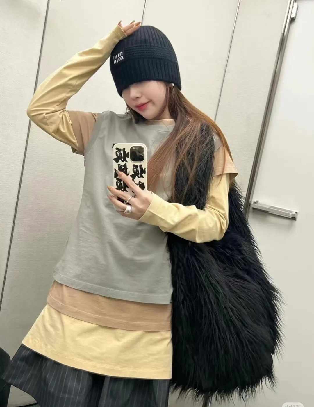 💰570¥ miumiu Unisex suit for men and women. Warm and textured cashmere scarf and hat set. Keep warm all winter. It’s furry and warm. It fills the atmosphere of autumn and winter. It’s high-end and good-looking. Size 30✖️180
