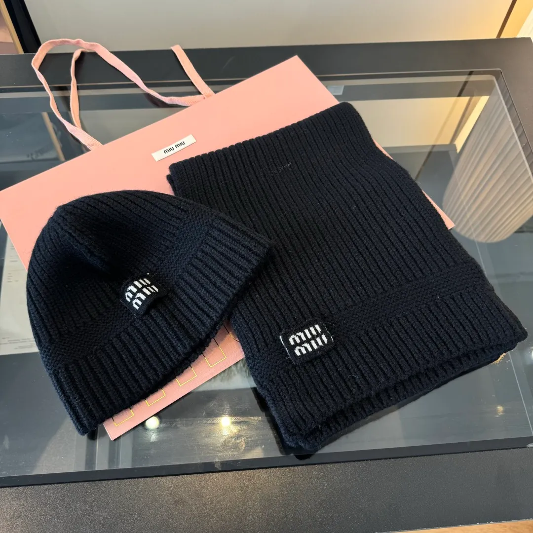 💰570¥ miumiu Unisex suit for men and women. Warm and textured cashmere scarf and hat set. Keep warm all winter. It’s furry and warm. It fills the atmosphere of autumn and winter. It’s high-end and good-looking. Size 30✖️180
