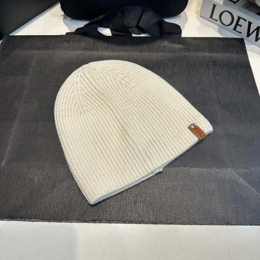P50 MiuMiu Miu Miu's best-selling model, miumiu's new fall and winter counter knitted woolen hats for men and women, with first-class texture, perfect for going out on the street!