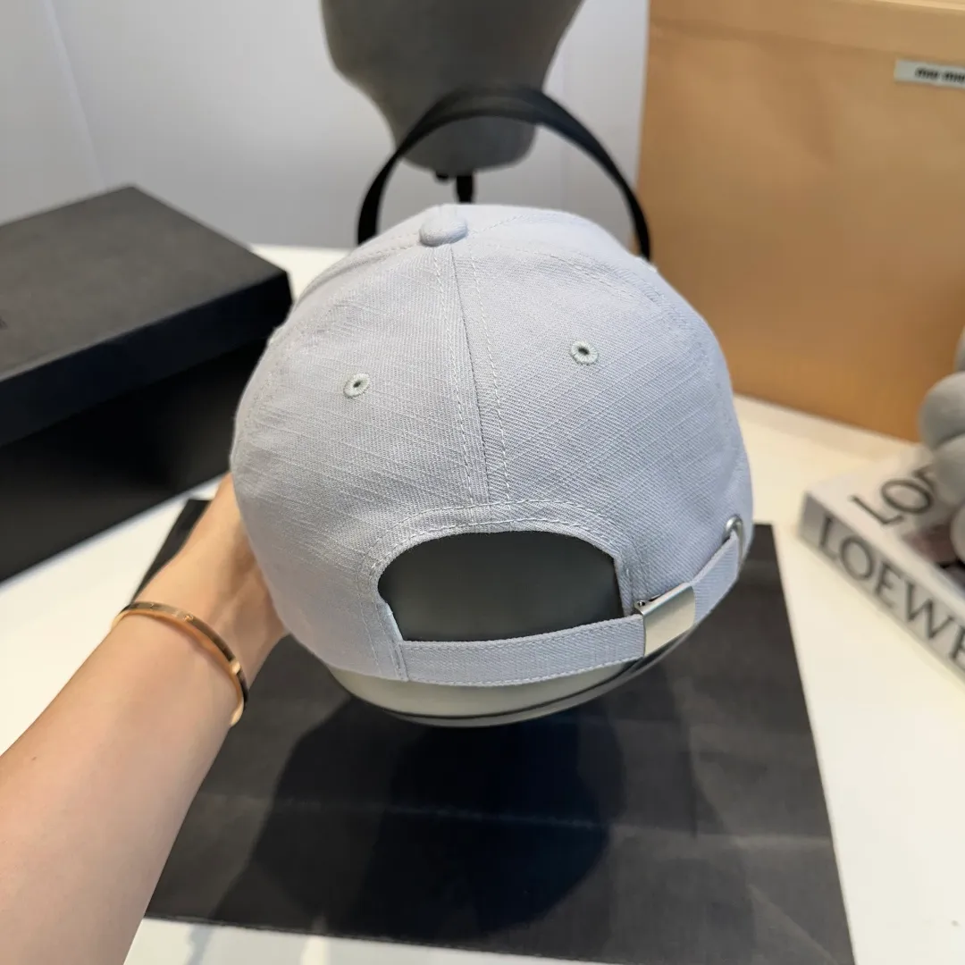P56 MIUMIU～25 Spring Butterfly New Baseball Cap This hat is so beautiful! The hole design adds a bit of casualness and uninhibitedness, allowing you to easily wear it with casual wear or sportswear.