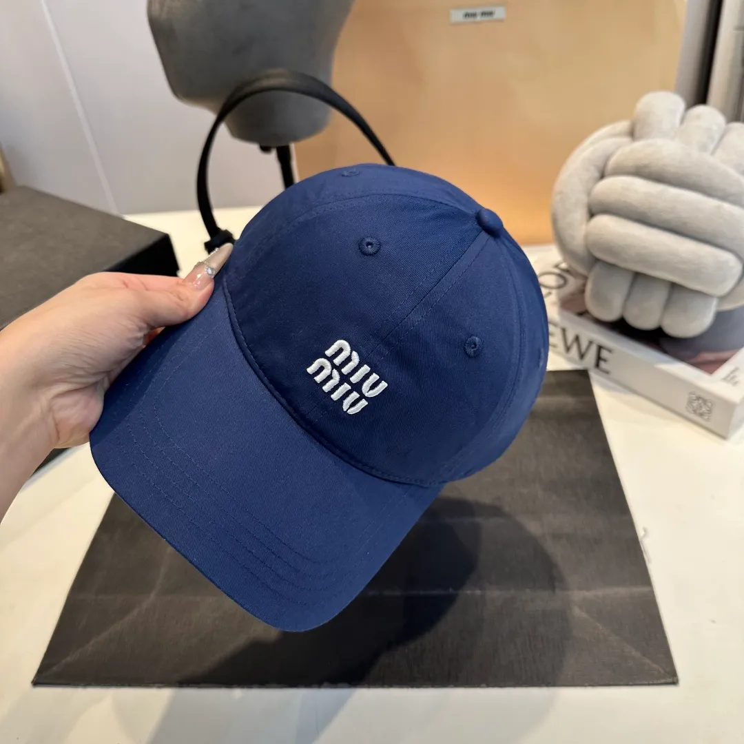 P56 miumiu's new candy-colored summer baseball cap. Color matchmaker. It's so confusing. Add a few more colors and match them as you like.
