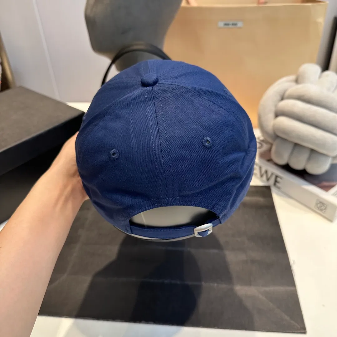 P56 miumiu's new candy-colored summer baseball cap. Color matchmaker. It's so confusing. Add a few more colors and match them as you like.