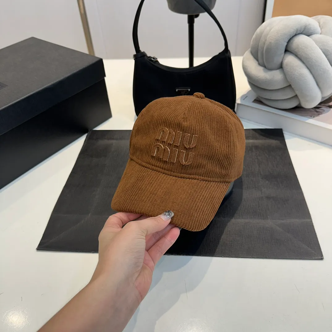 P54 Miumiu imported retro trendy corduroy baseball cap! Sisters who don’t like to wash their hair, hurry up. Miu is so popular right now. Whoever wears it looks good. It looks like a star when you wear it. It is versatile for daily shopping, commuting, and going to school. You all need such a baseball cap~ The retro corduroy material is perfect for autumn and winter. It is full of texture. The corduroy material is actually very gentle, and people can’t help but touch it. This time, the imported corduroy fabric is used. It feels very good and has a three-dimensional effect that is visible to the naked eye. It is full of high-end. There are so many functions of wearing a baseball cap in autumn and winter. You no longer have to worry about plain makeup and oily hair. The concave shape is also familiar. For orders from trading companies, there is always one suitable for you in this batch... Color: navy blue white khaki
