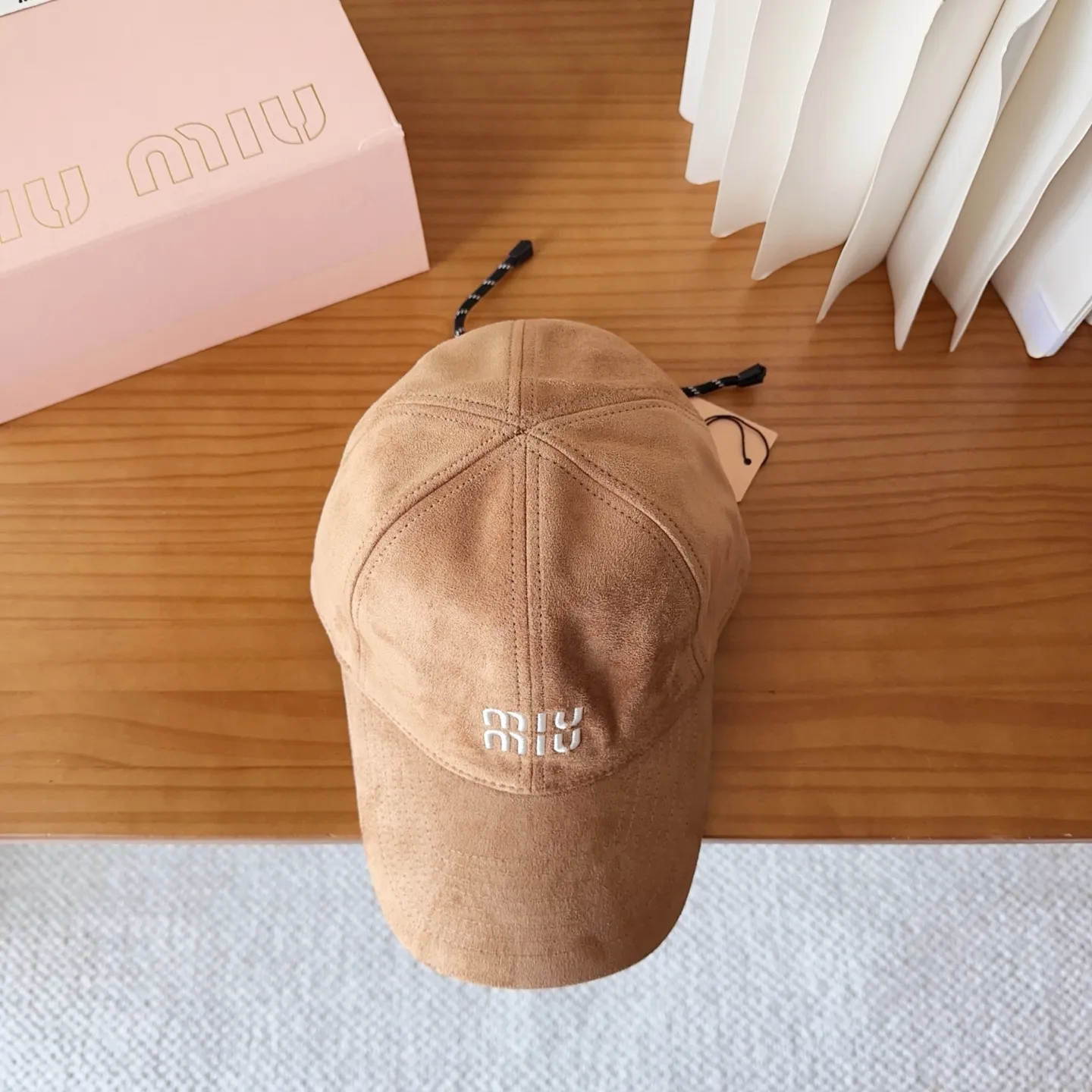 💰60 miumiu new corduroy baseball cap for autumn and winter. The original order is authentic and made to order. The original workmanship is meticulous and the quality is superb!