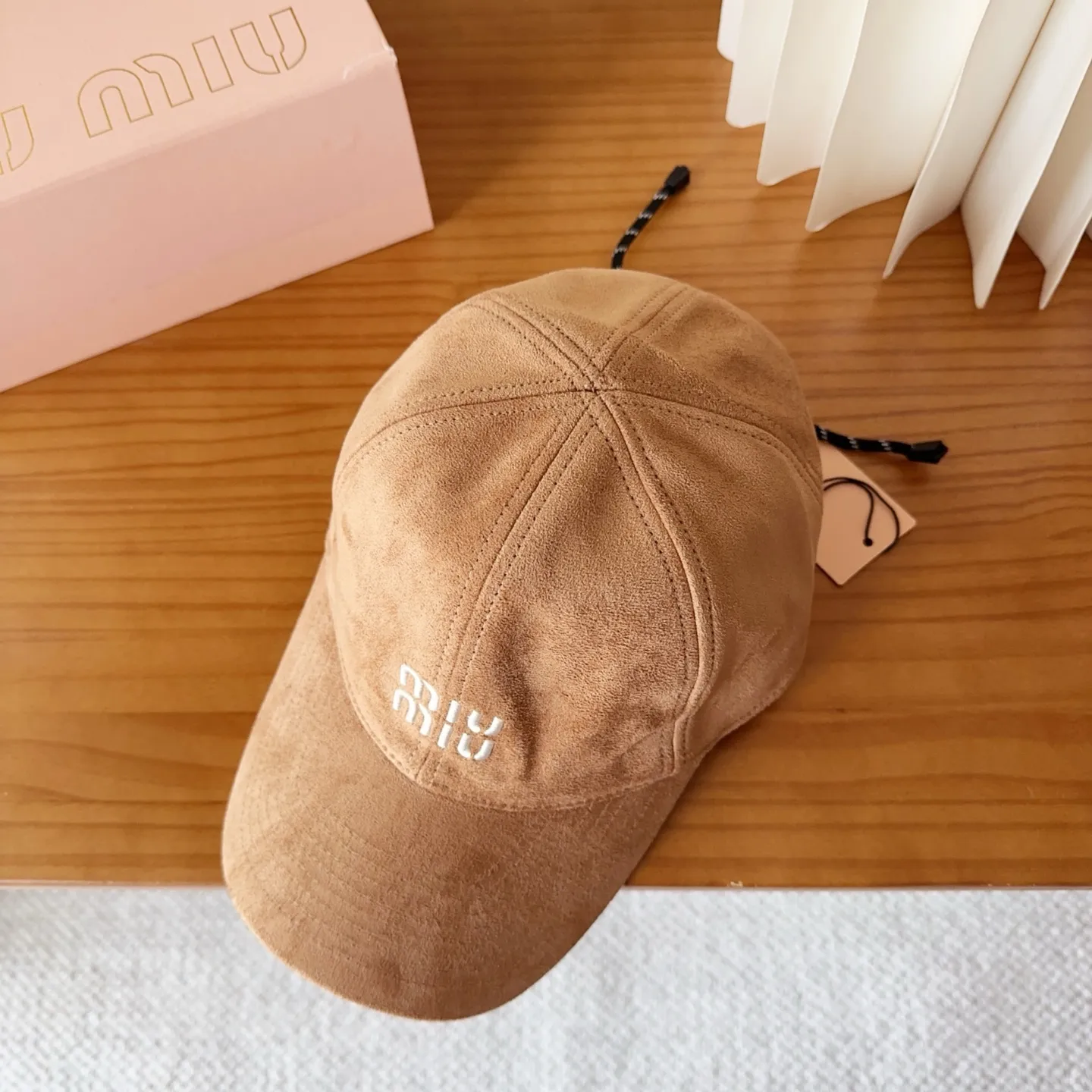 💰60 miumiu new corduroy baseball cap for autumn and winter. The original order is authentic and made to order. The original workmanship is meticulous and the quality is superb!