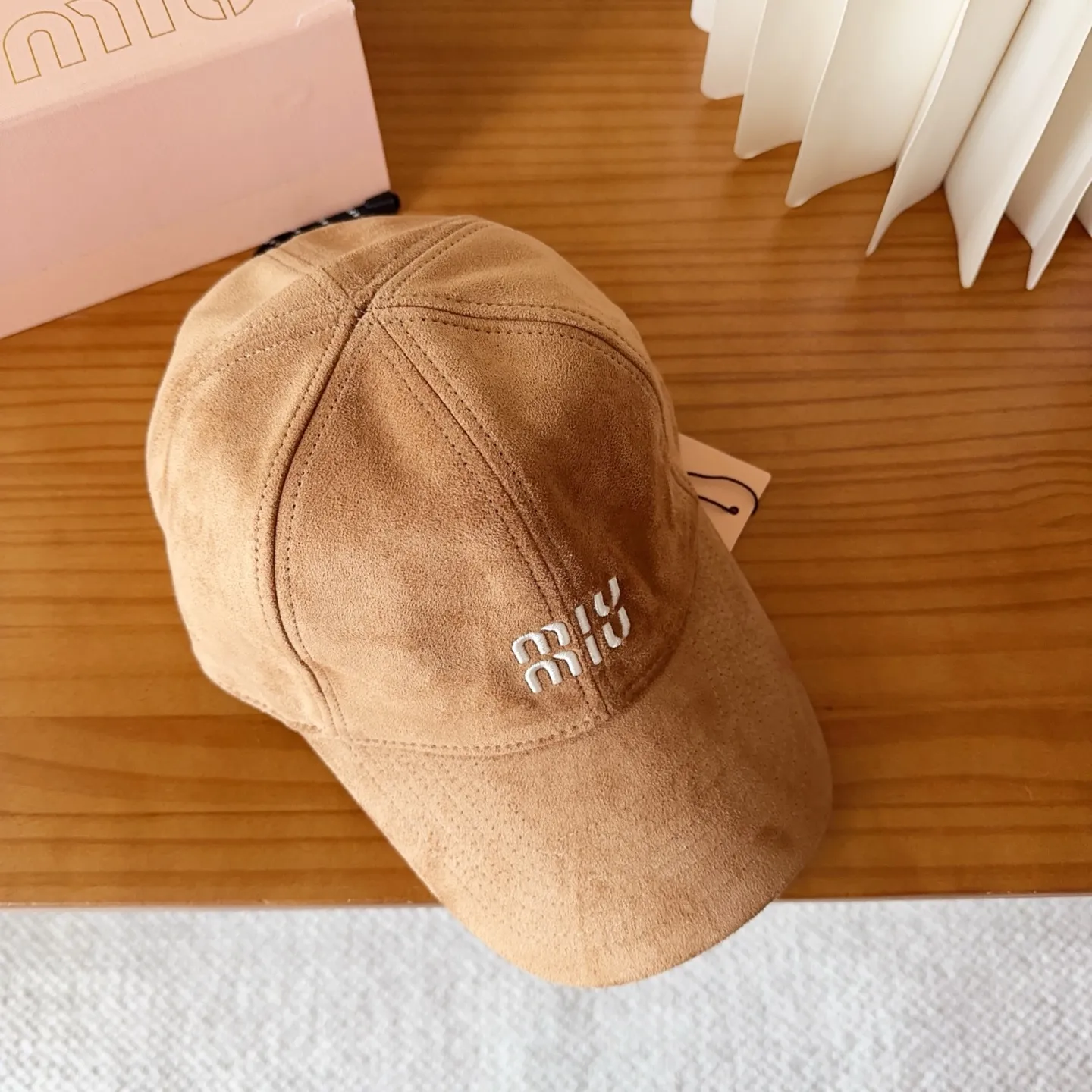 💰60 miumiu new corduroy baseball cap for autumn and winter. The original order is authentic and made to order. The original workmanship is meticulous and the quality is superb!