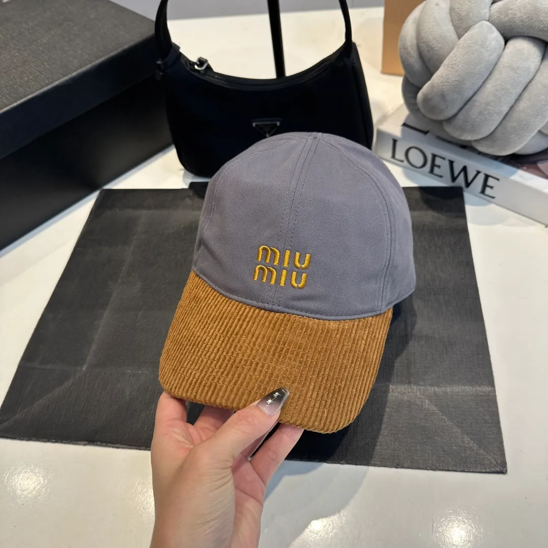 P60 MIU MIU new baseball cap This denim denim baseball cap is decorated with MIUMIU Cruise embroidered micro logo on the side, highlighting the simple brand style and creating a refined, comfortable and charming look.