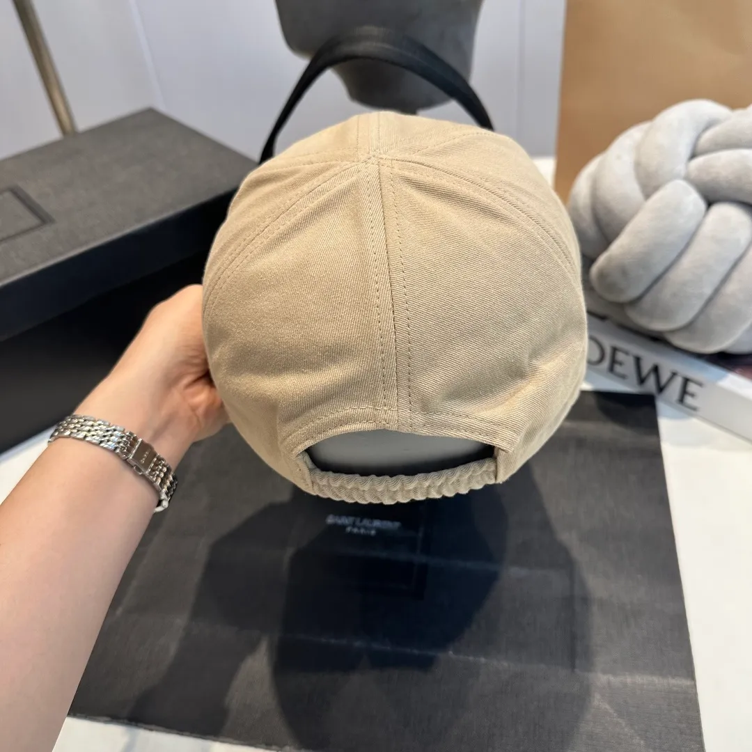 P60 MIU MIU new baseball cap This denim denim baseball cap is decorated with MIUMIU Cruise embroidered micro logo on the side, highlighting the simple brand style and creating a refined, comfortable and charming look.