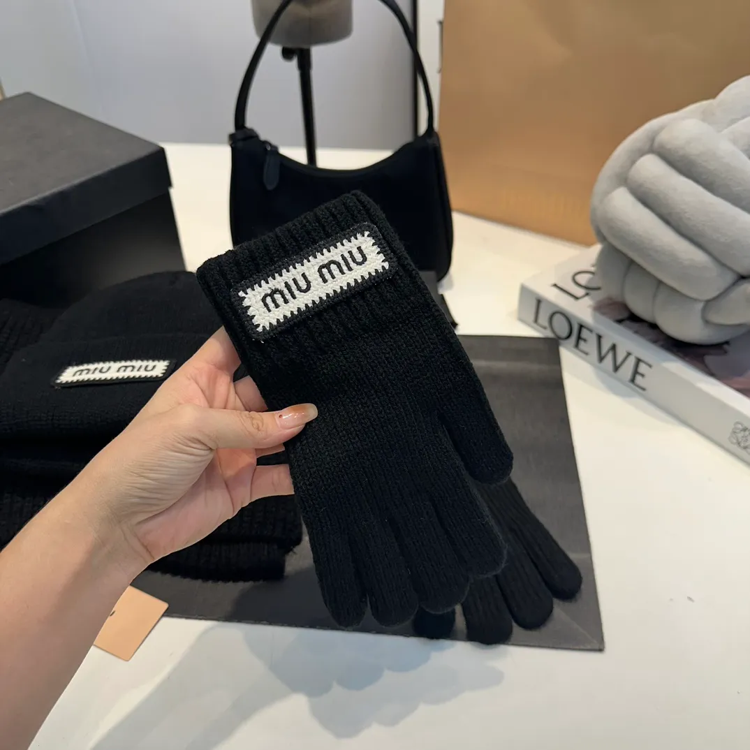 P170 MiuMiu～The new autumn and winter cold hat knitted hat three-piece set, hat, gloves and scarf, super soft and stretchy, very warm, with an amazing concave shape!