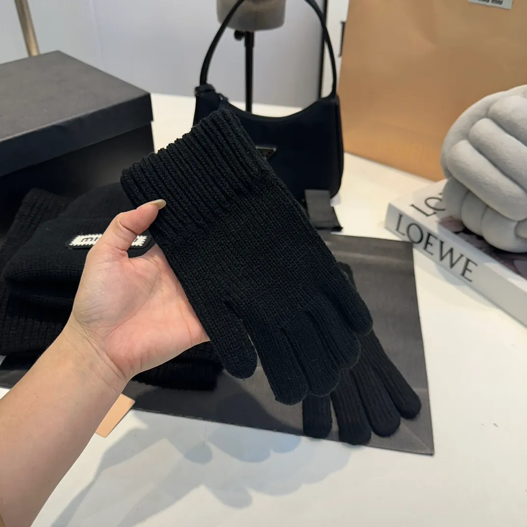 P170 MiuMiu～The new autumn and winter cold hat knitted hat three-piece set, hat, gloves and scarf, super soft and stretchy, very warm, with an amazing concave shape!