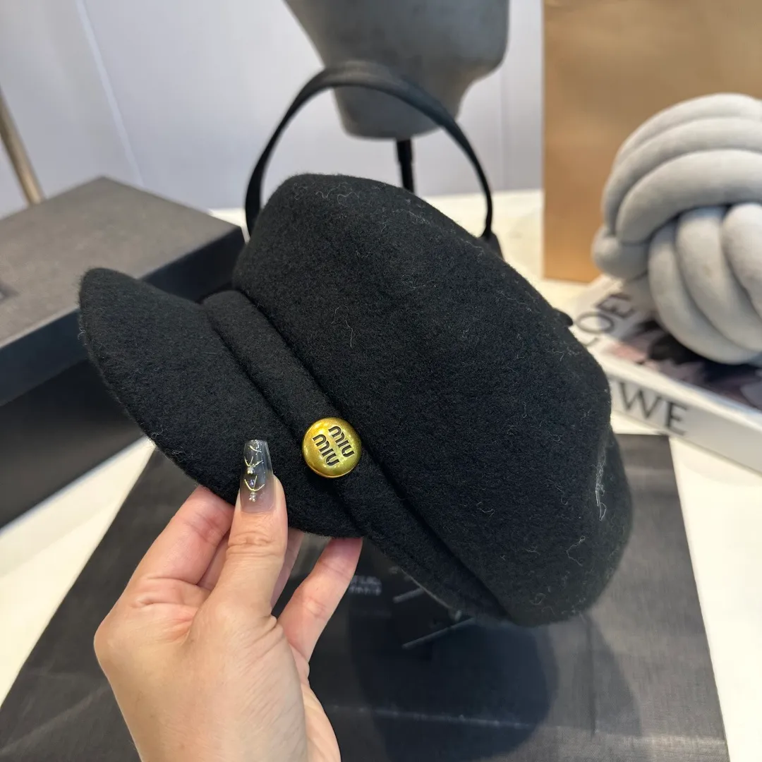 P70 miumiu's new wool autumn and winter octagonal hat is the one that shows off your face! A solid color hat🧢 is a permanent and versatile style!