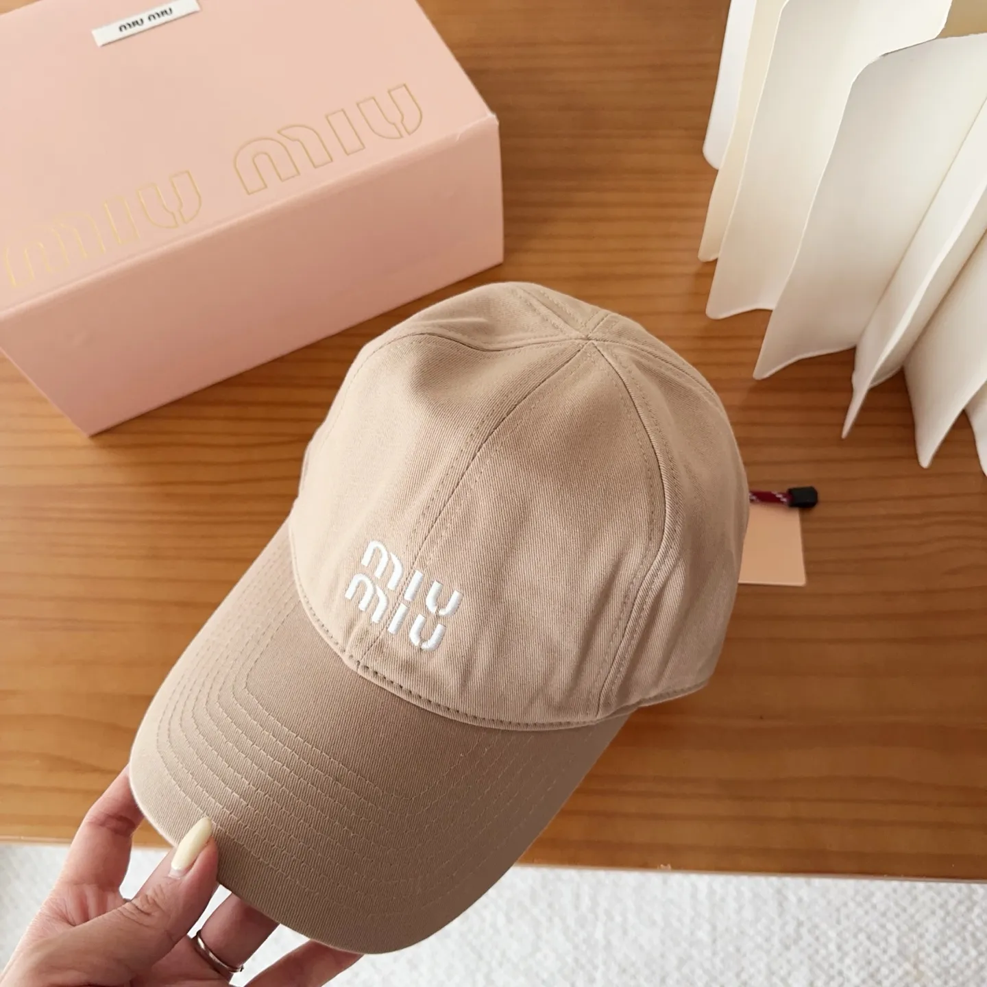 💰60 miumiu new autumn and winter baseball cap from miumiu. The original order is genuine and made to order. The original workmanship is meticulous and the quality is superb!