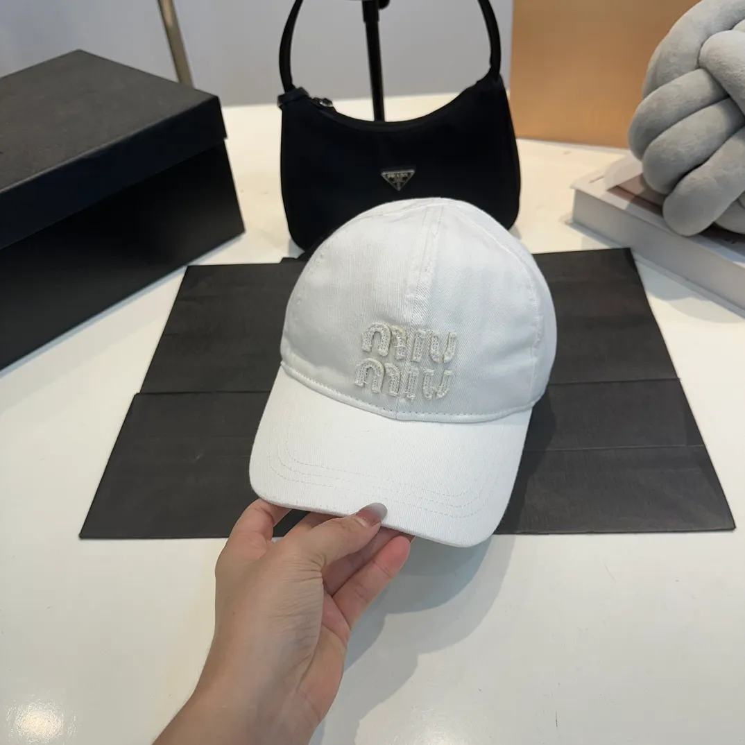 P60 MiuMiu Miu Miu girl's daily baseball cap. A very versatile baseball cap. Classic embroidered logo. Versatile and fashionable.